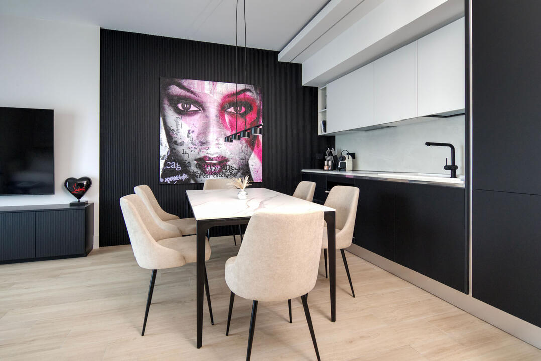 Real art pieces in AZULIS Apartments by RENTAL12