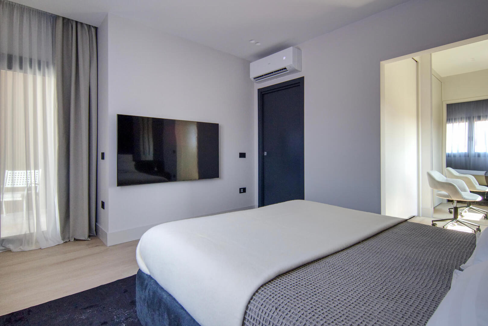 Sleep like royalty with quiet air airconditioning and blackout shutters. Pitch dark—that's how it should be!