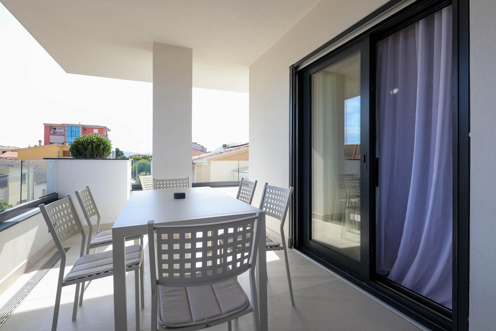 Huge terrace with a nice view and a big 6-person dining table for al fresco dining.
